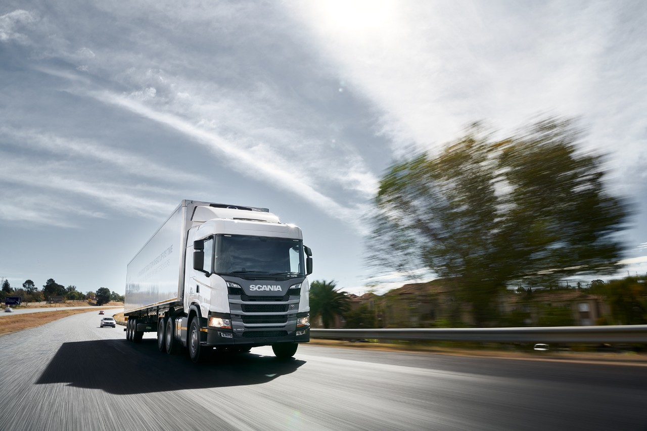 Weißer Lkw fährt auf der Straße