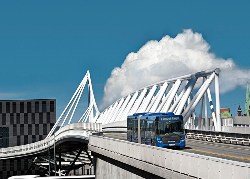 Bus auf Brücke