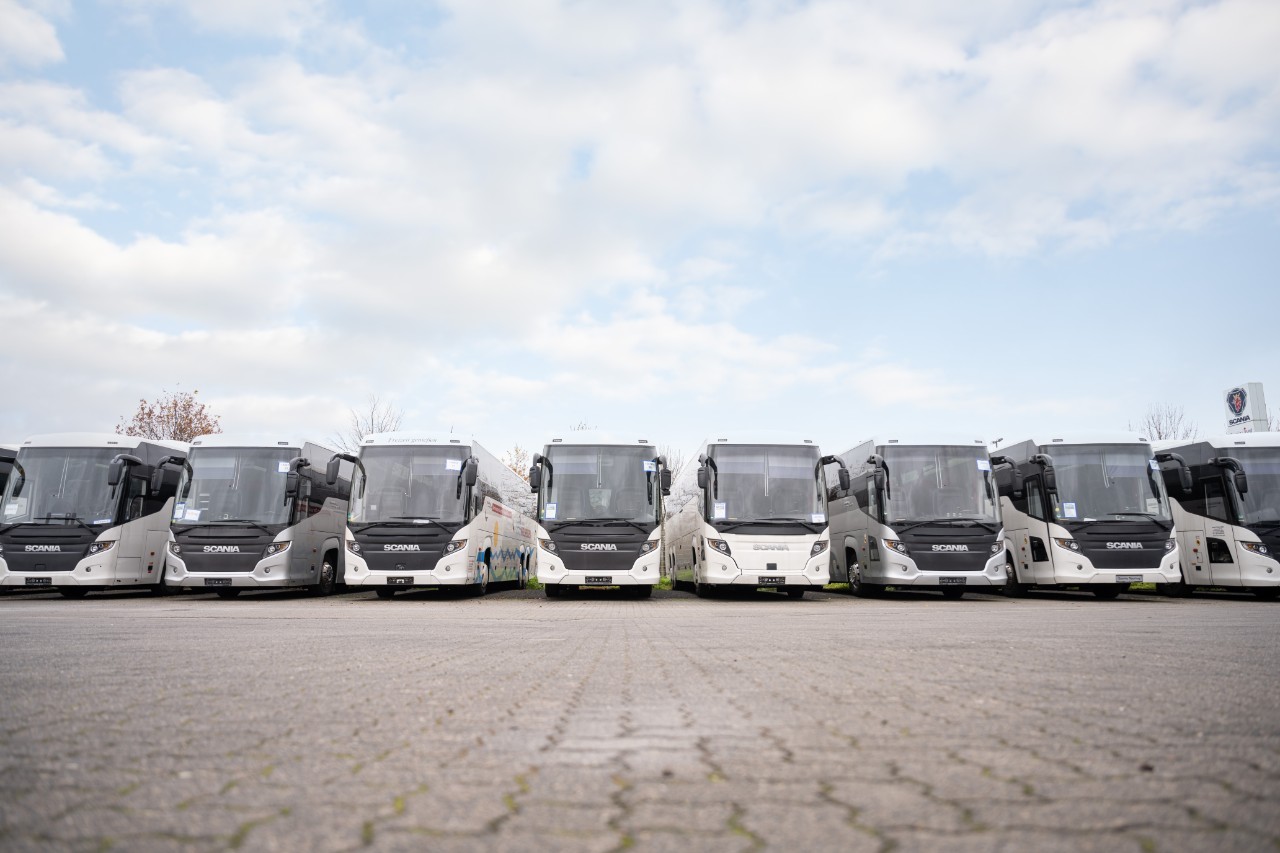 Gebrauchte Bus Flotte im Scania Used Bus Center in Bremen frontal 