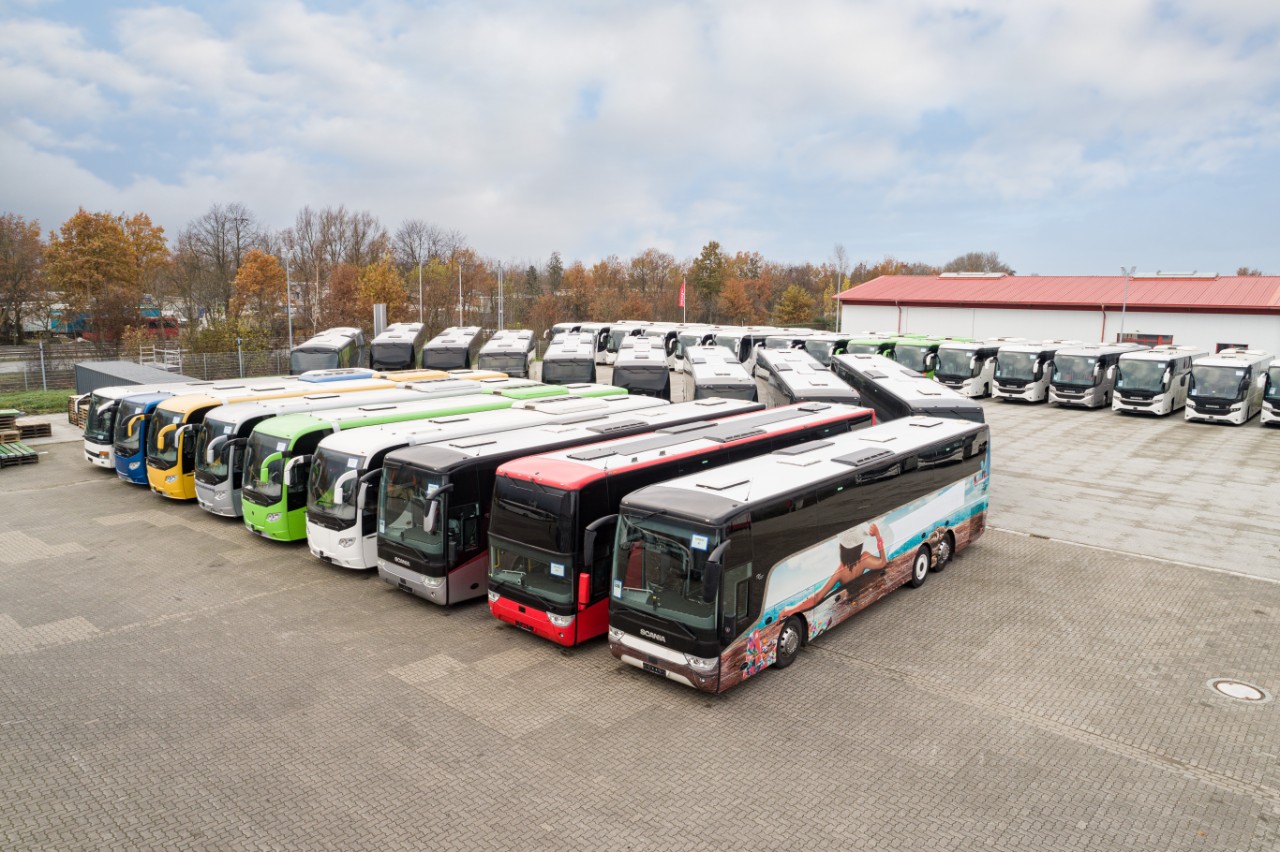 Gebrauchte Scania Busse auf einem Parkplatz