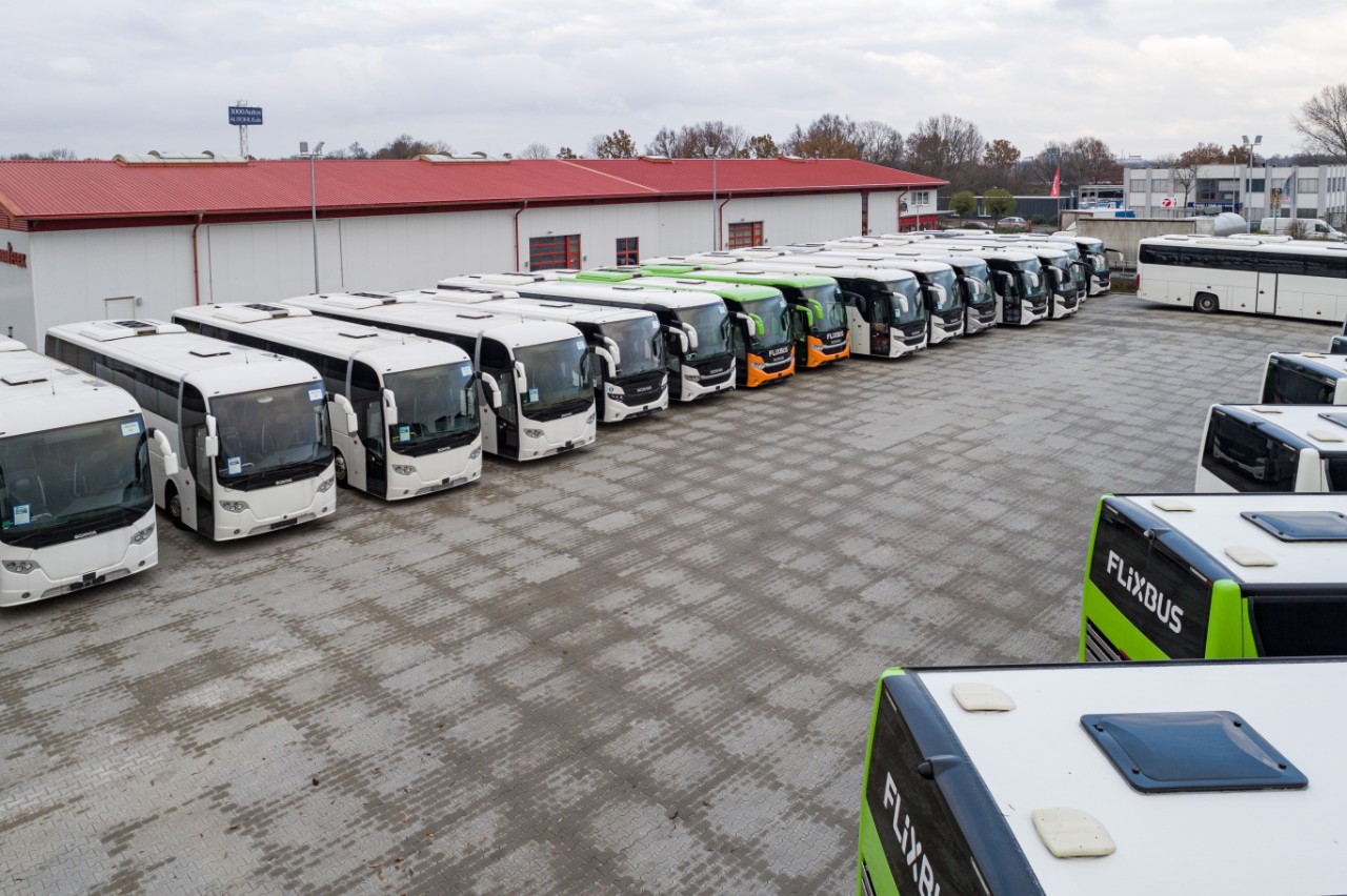Gebrauchte Scania Busse auf einem Stellplatz des Scania Used Bus-Centers in Bremen