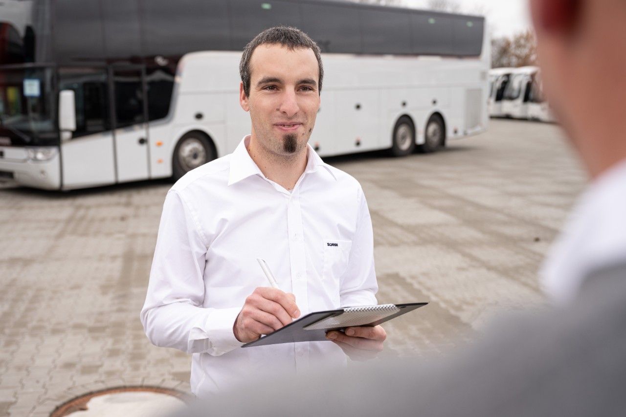 Scania Mitarbeiter vor einem Bus