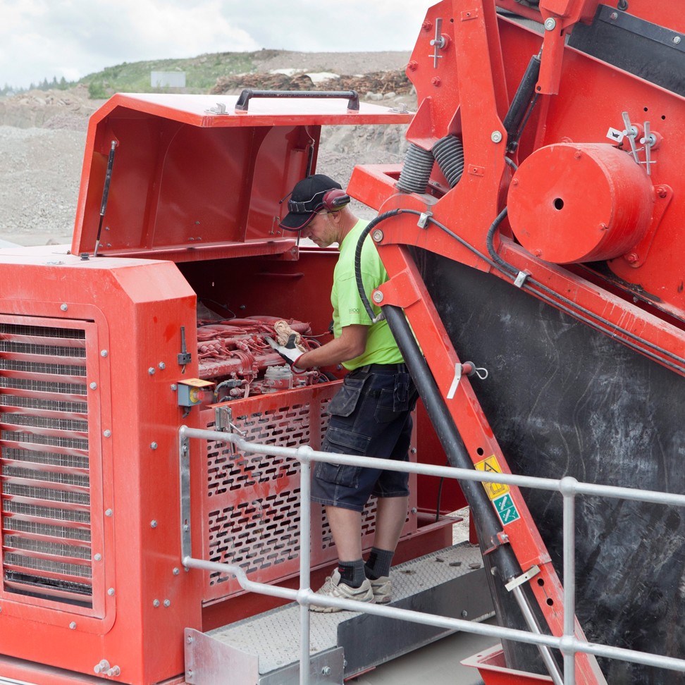 Bediener bei der Wartung eines industriellen Stromversorgungsaggregats von Scania