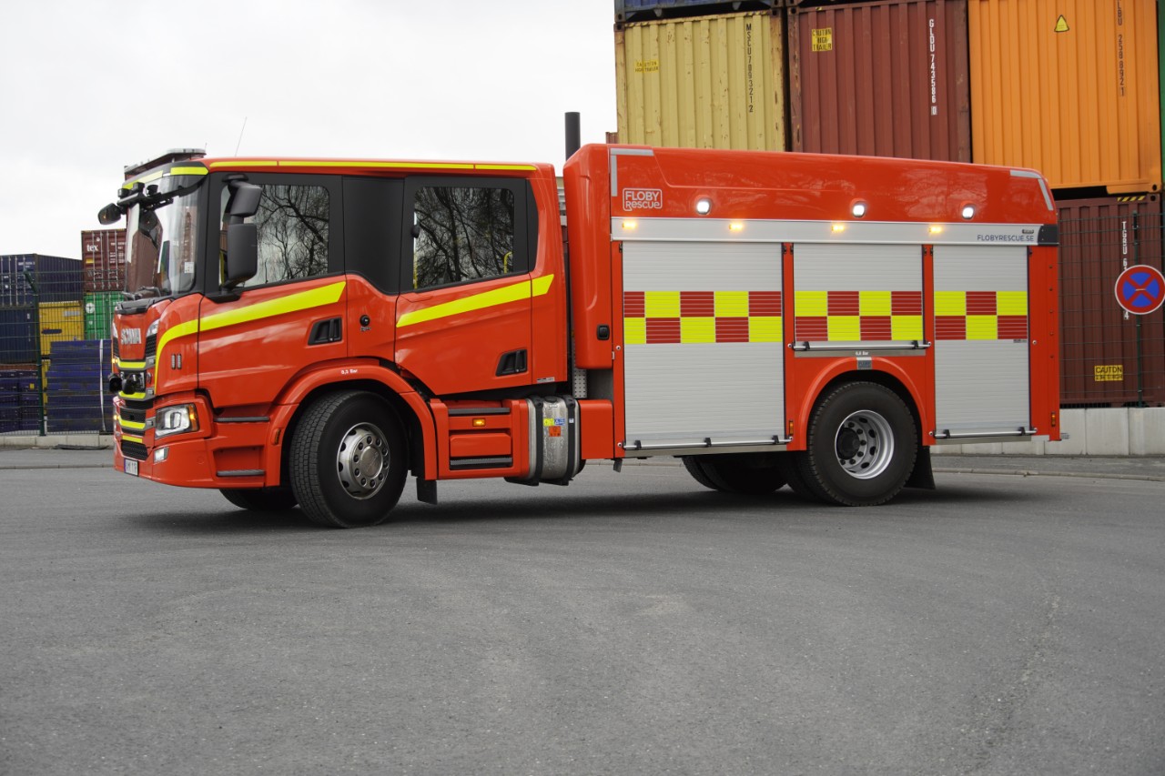 Seitenansicht Scania CrewCab auf der Straße 