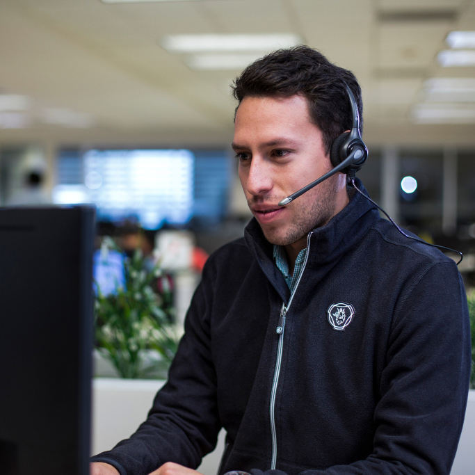 Mann mit Headset im Büro 