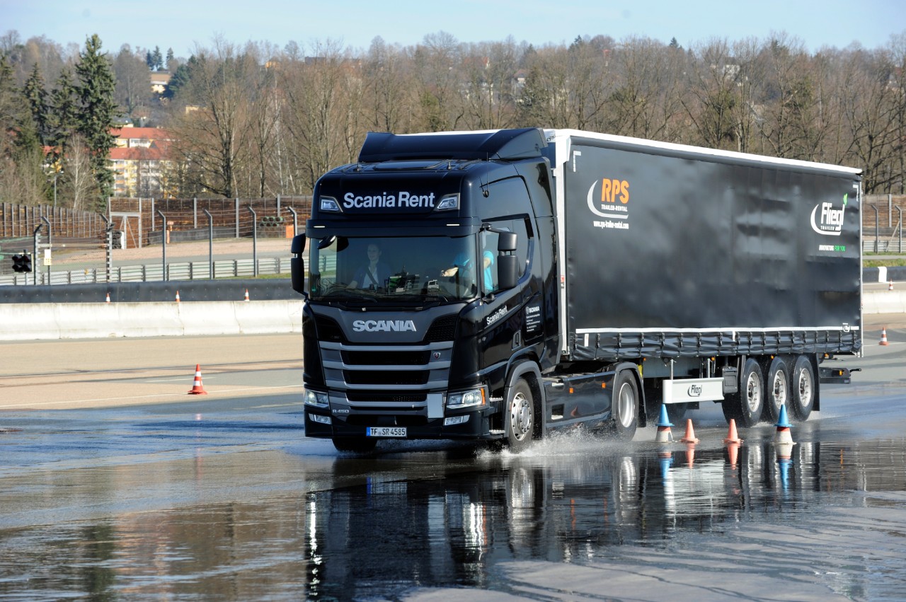  Lkw bei Fahrsicherheitstraining