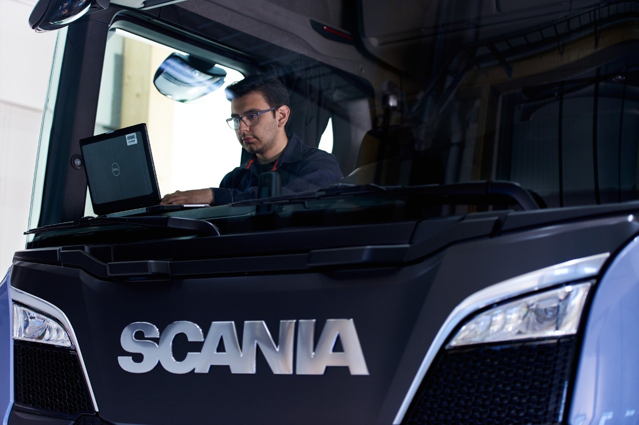 Scania Mitarbeiter führt Wartung durch