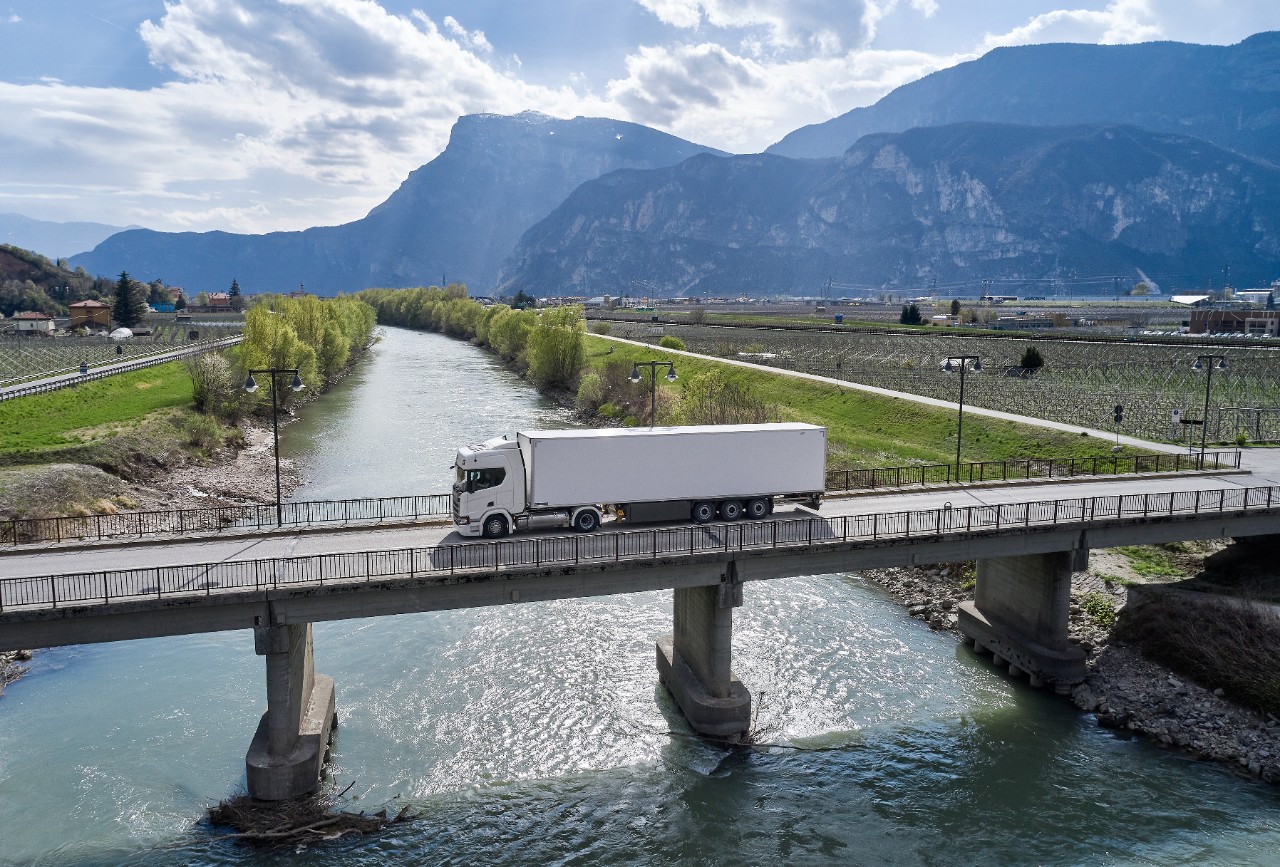 Transport pomoću kamiona Scania G 410 na etanol u konfiguraciji 6x2 sa zadnjim upravljanjem i regulacijom temperature
