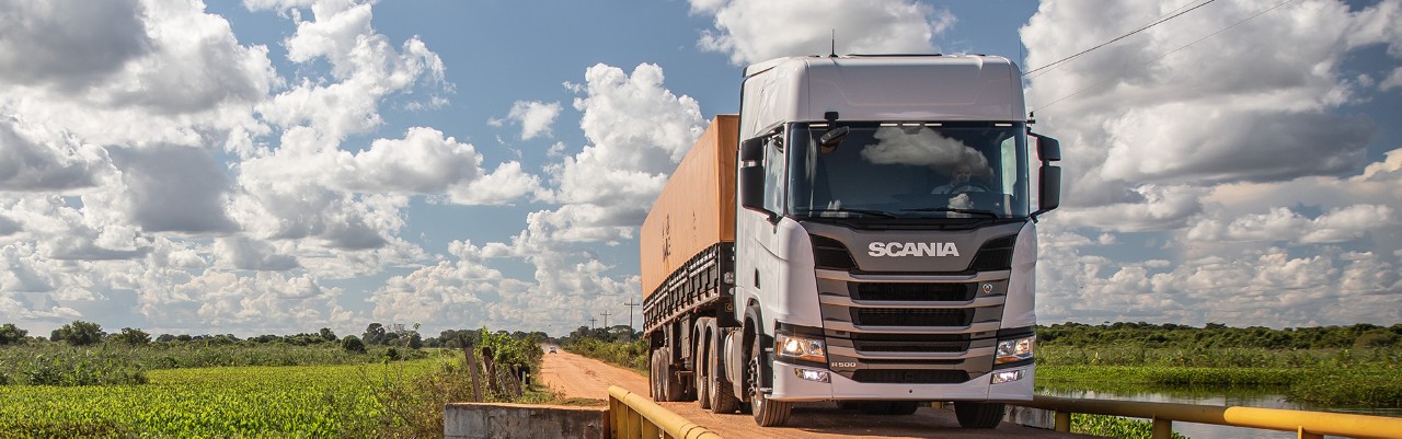 Kamion serije R kompanije Scania na mostu