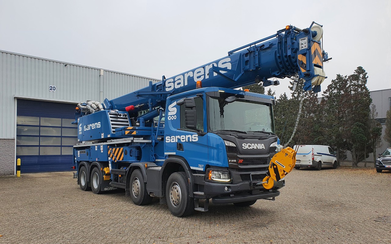 Le montage de la grue sur châssis Scania comprime les coûts pour Sarens