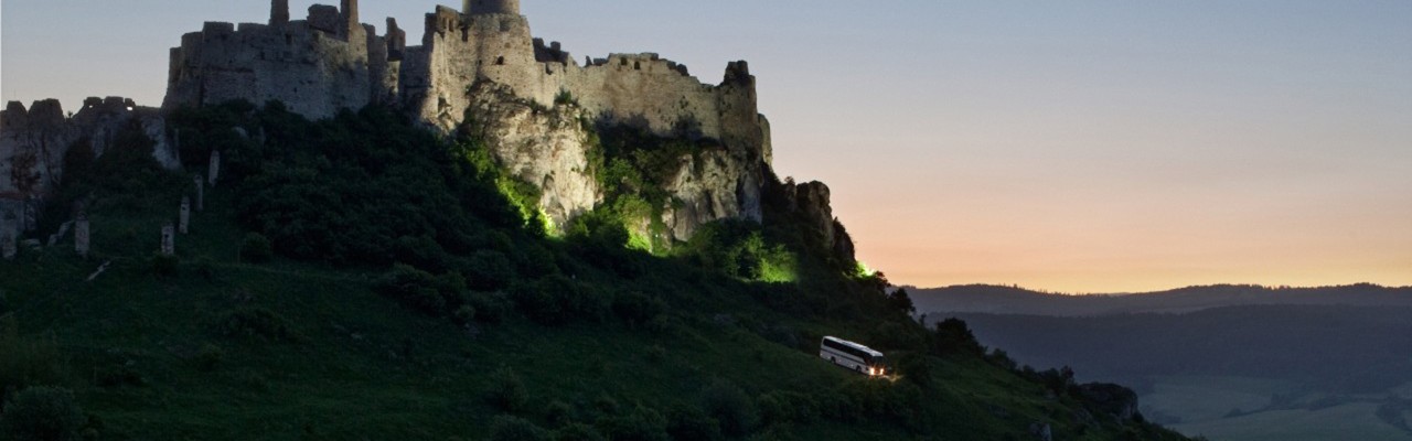 Bus Scania descendant la colline