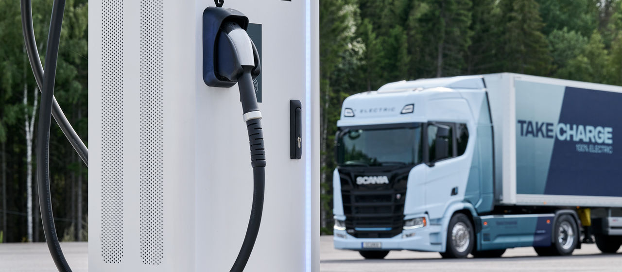 Camion électrique Scania derrière la station de recharge
