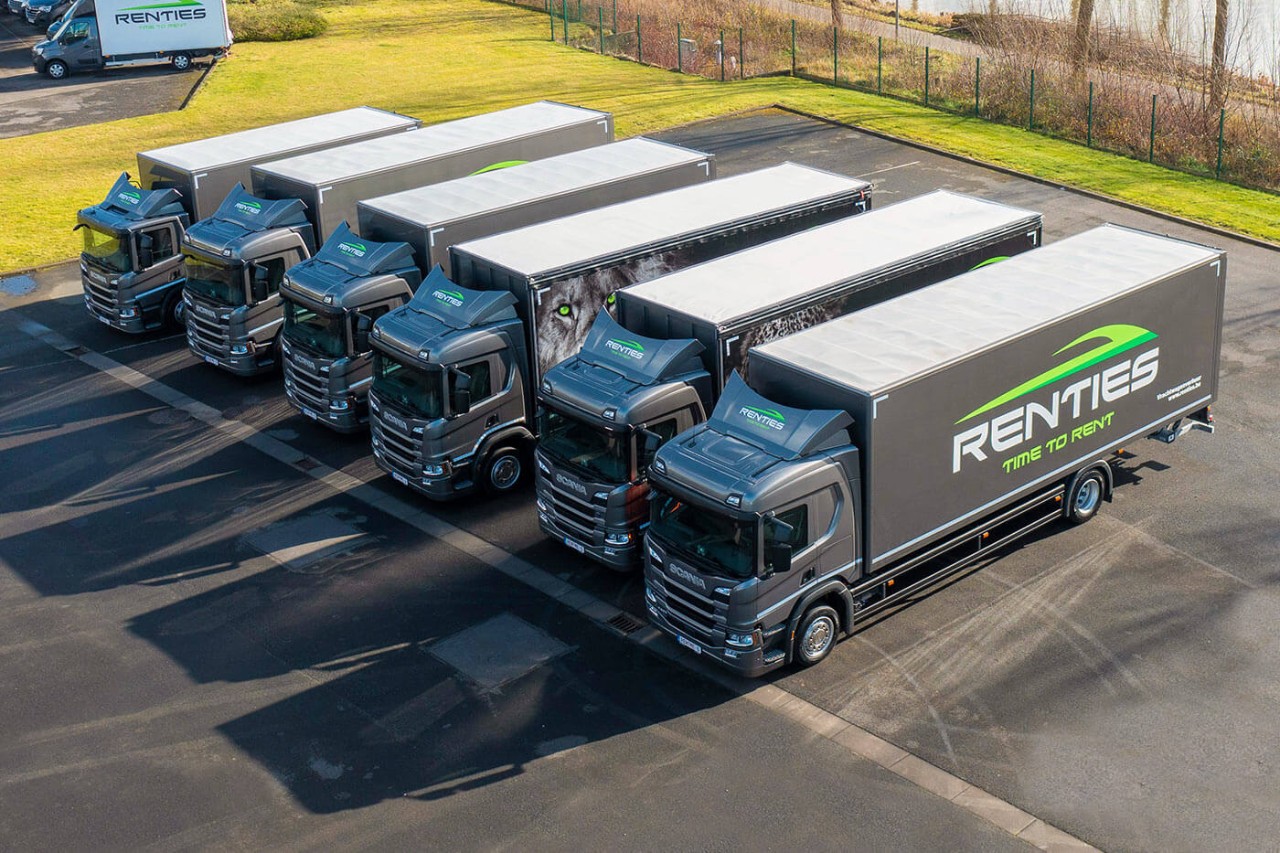 Zes Scania P distributiewagens als uithangbord voor Renties