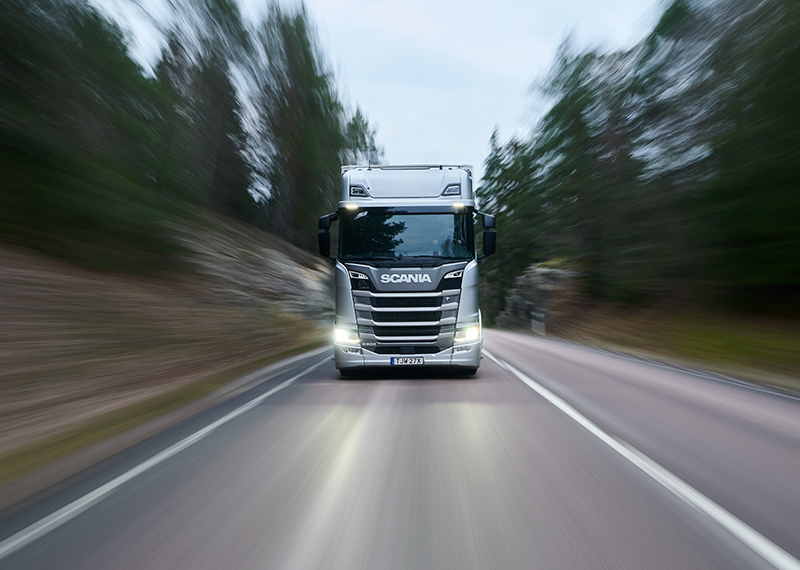 R-serie truck op de weg