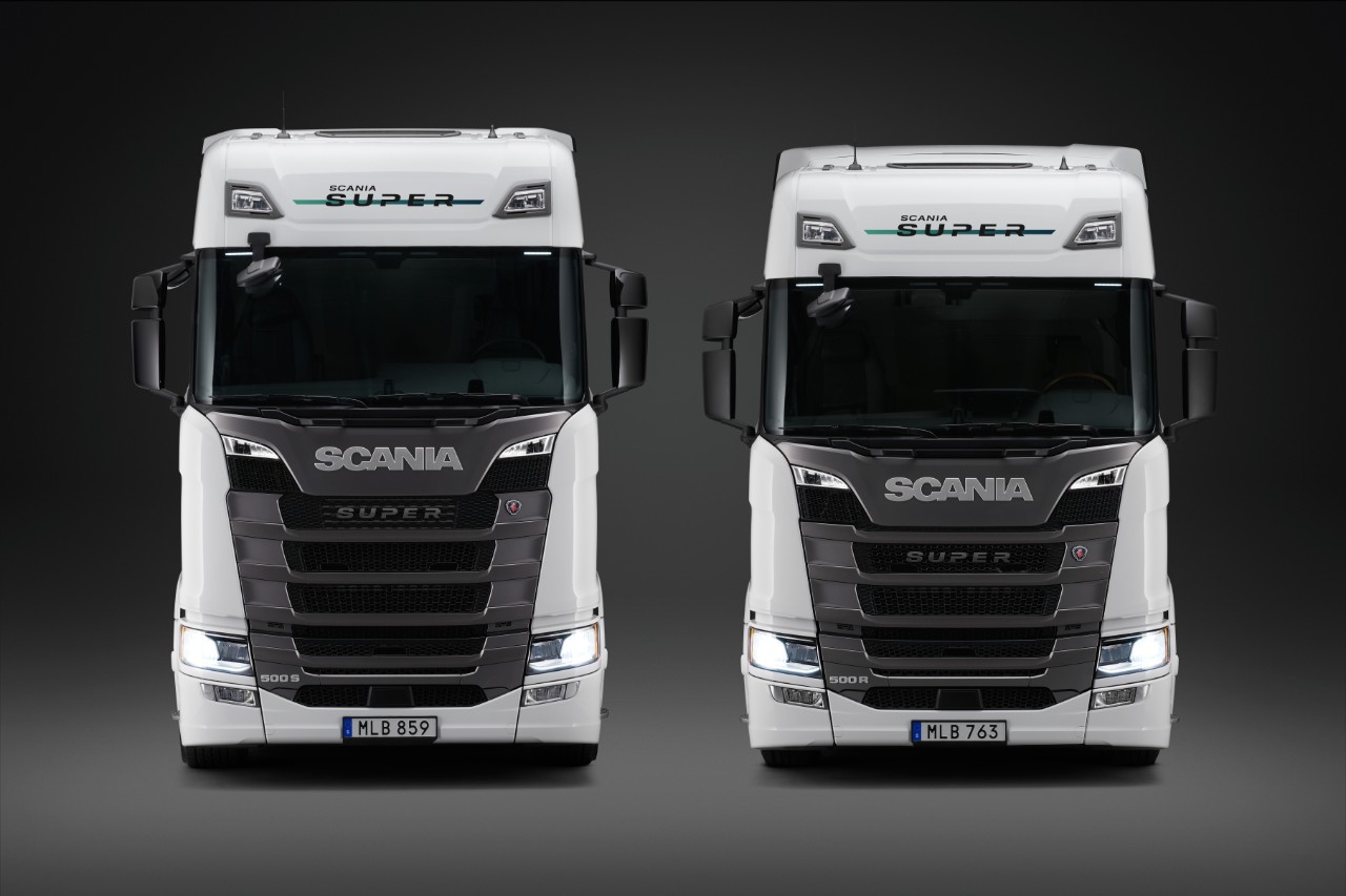 Twee Scania Super-trucks, vooraanzicht 