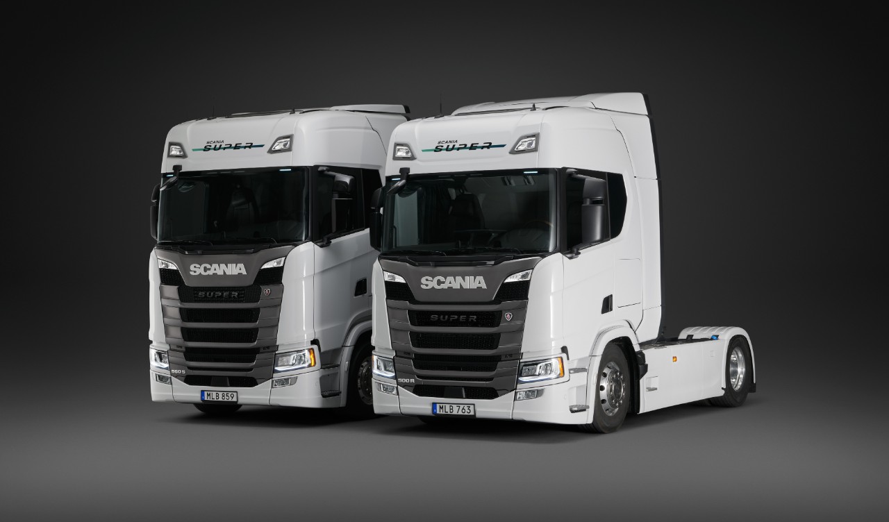 Twee Scania Super-trucks, zijaanzicht