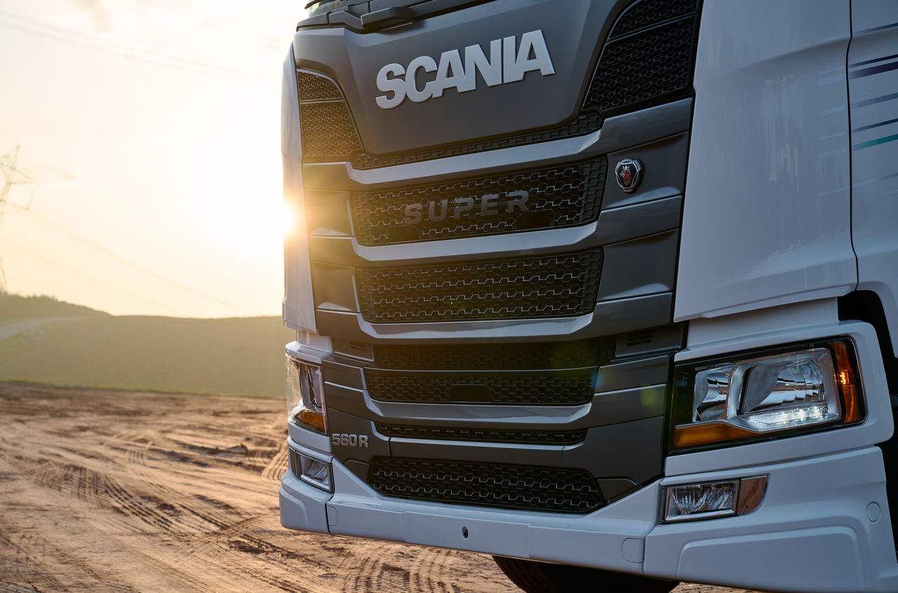  Scania Super-vrachtwagen met gesloten grille in de zon