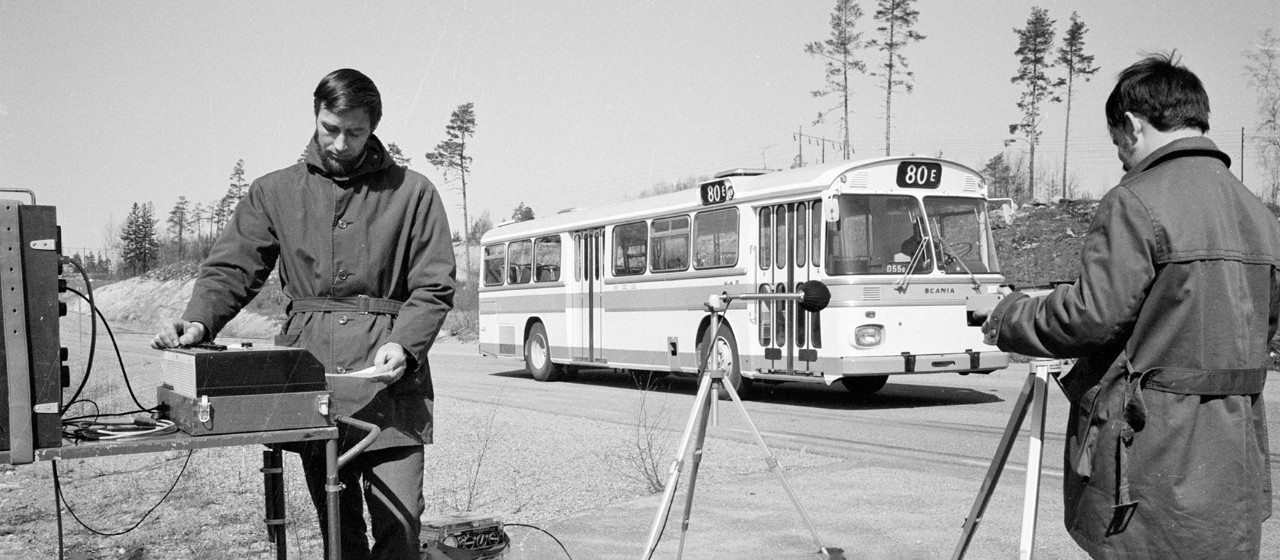 1971: Епохален „безшумен автобус“ 