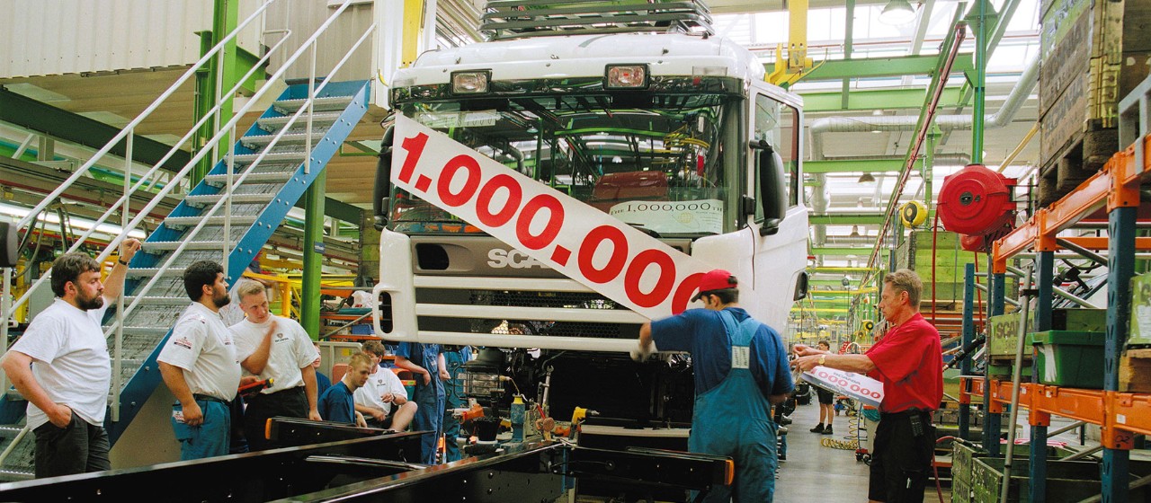 2000: Милионният автомобил на Scania слиза от поточната линия в Зволе