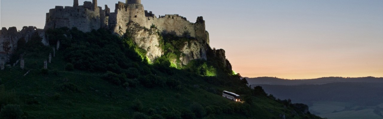 Автобус Scania, спускащ се по хълма