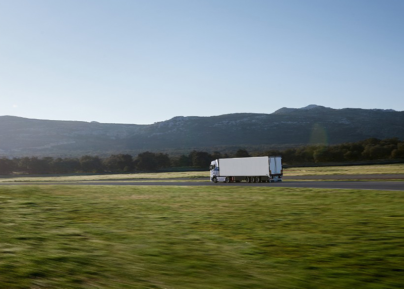 Caminhão Scania ao longe