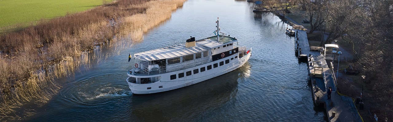 Passenger ferry with hybrid powertrain