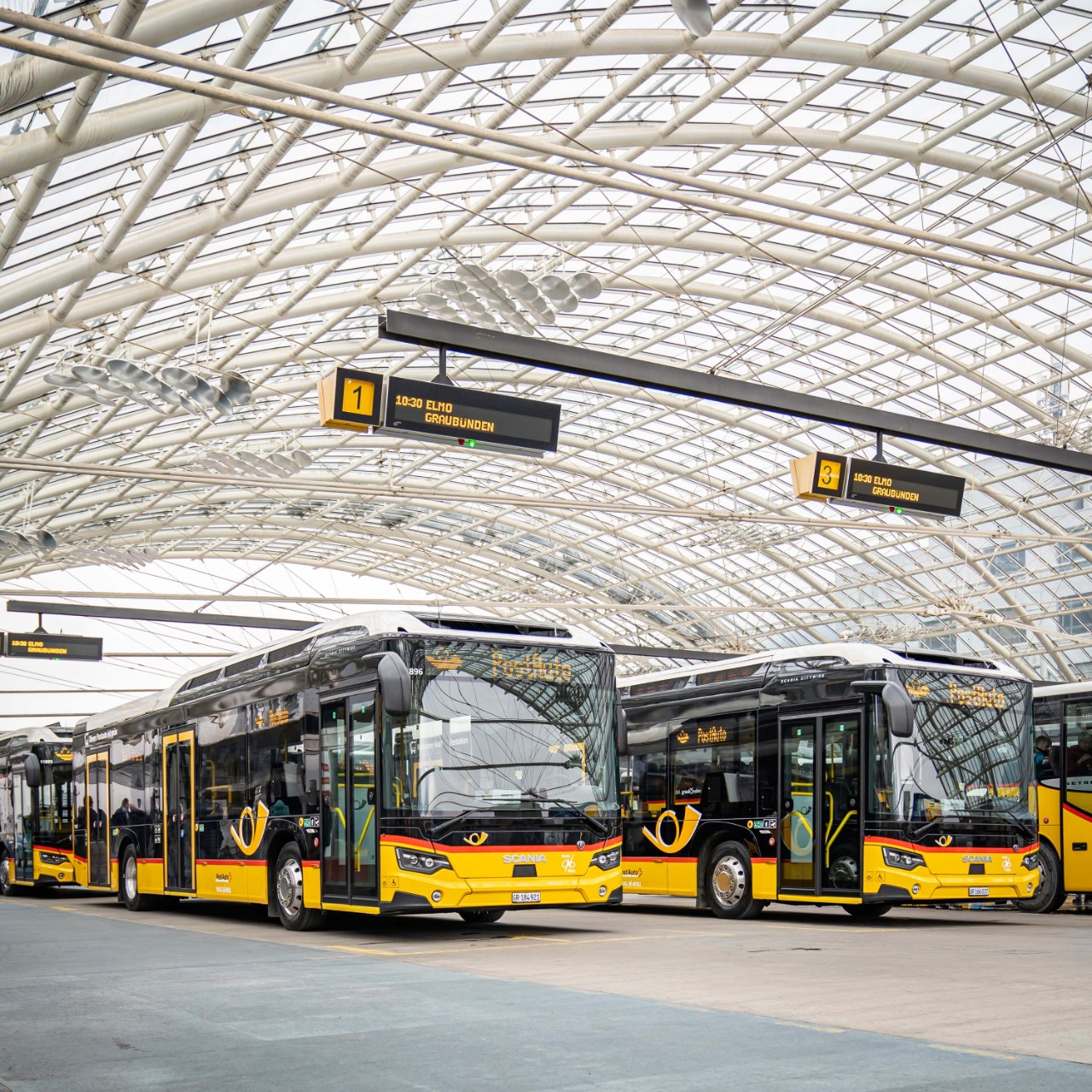Die ersten Scania Elektropostautos in Graubünden sind auf der Strasse