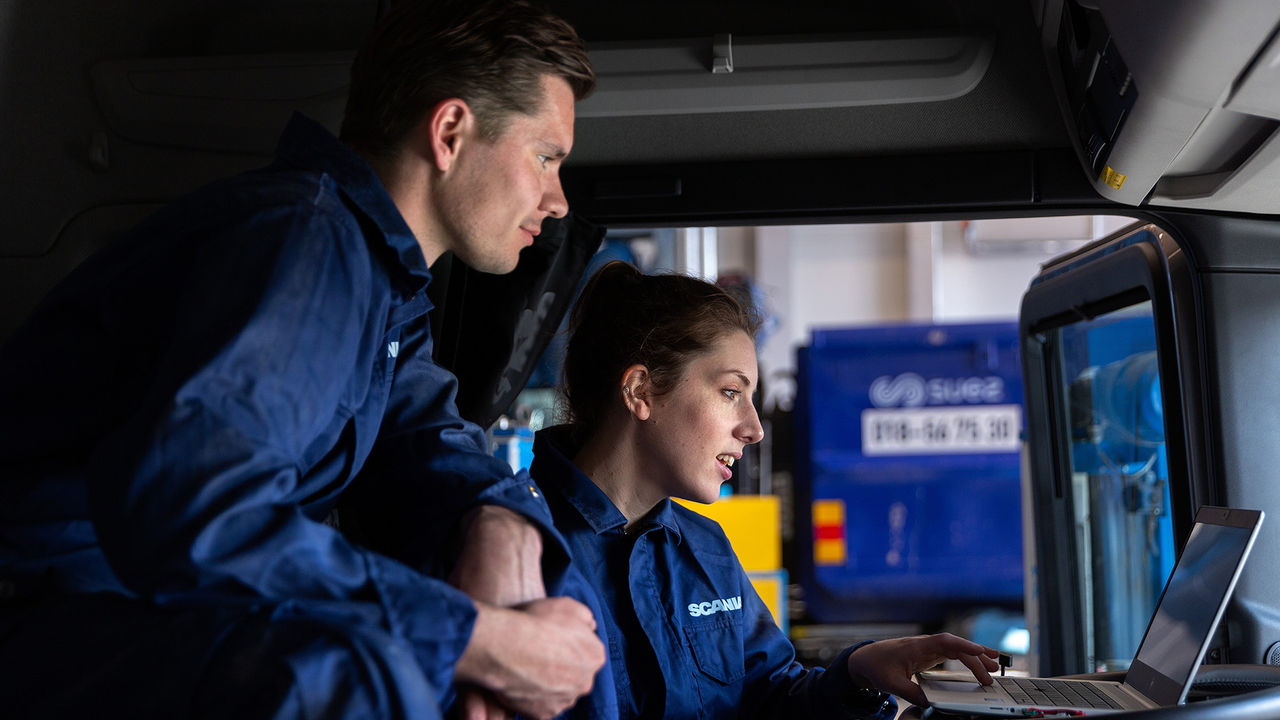 Servicetechniker arbeiten an einem Lkw