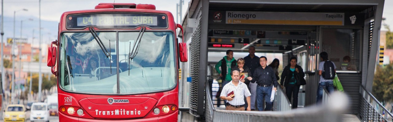 Bus und Fahrgäste