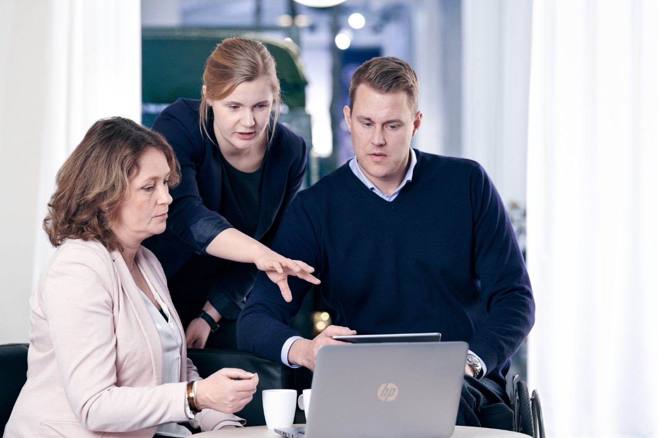 3 Personen im Büro