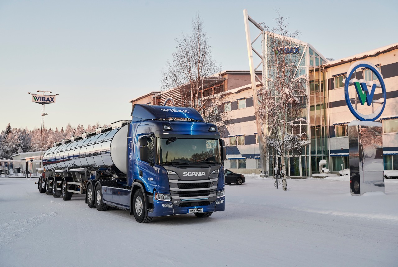 Wibax met en service un camion électrique Scania de 64 tonnes 