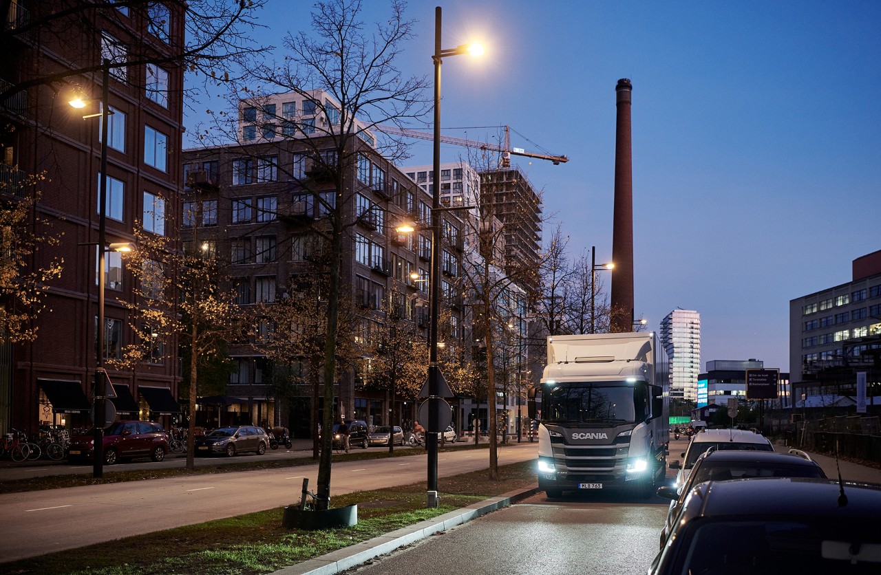 En intégrant deux moteurs électriques dans un seul boîtier au cœur des dernières boîtes de vitesses Scania Opticruise, Scania a développé une machine électrique vraiment ingénieuse pour ses HEV et PHEV.