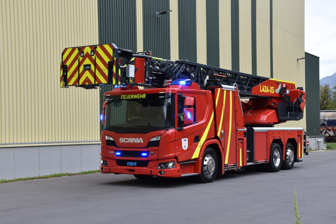 Nouveau camion-échelle pour les pompiers de l'usine EMS-CHEMIE AG à Tamins