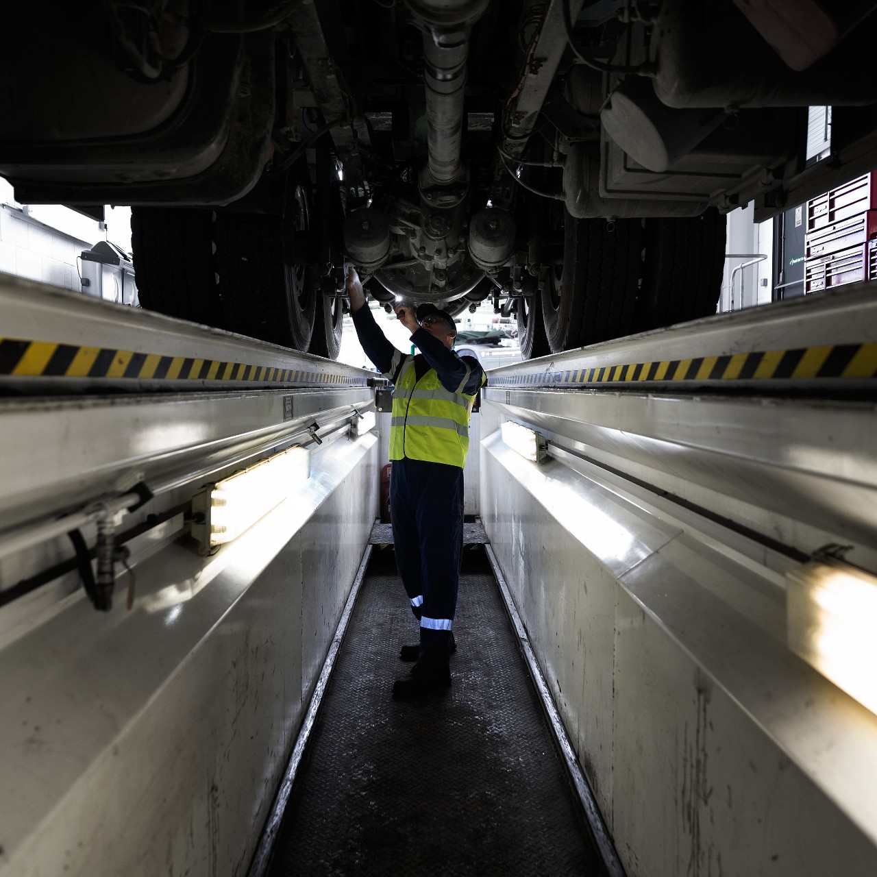 Werkstattmitarbeiter repariert Lkw 