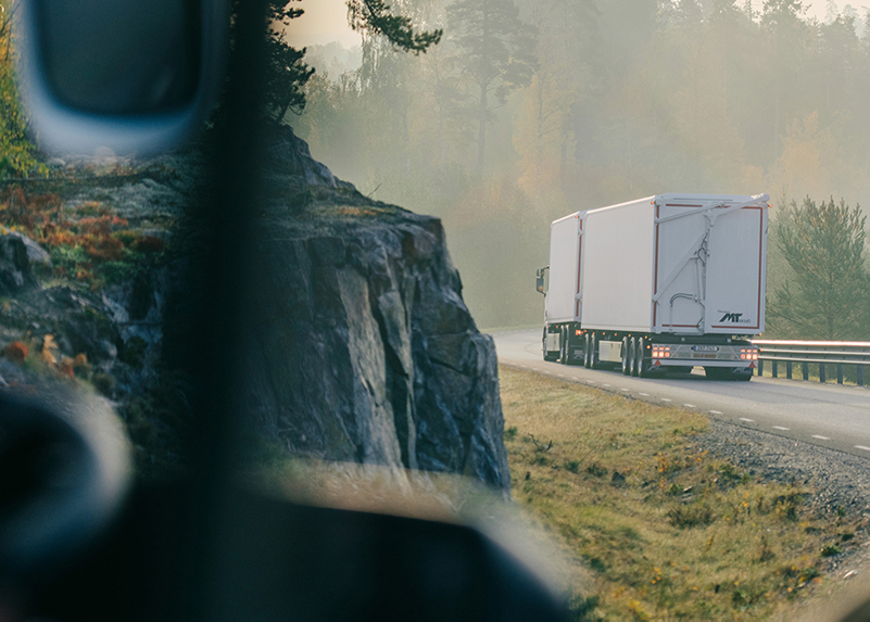 Camion roulant en bas d’une colline