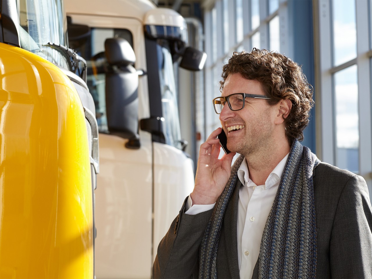 Homme parlant au téléphone