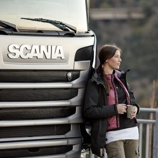 Scania Chile realiza clase maestra de conducción a mujeres transportistas