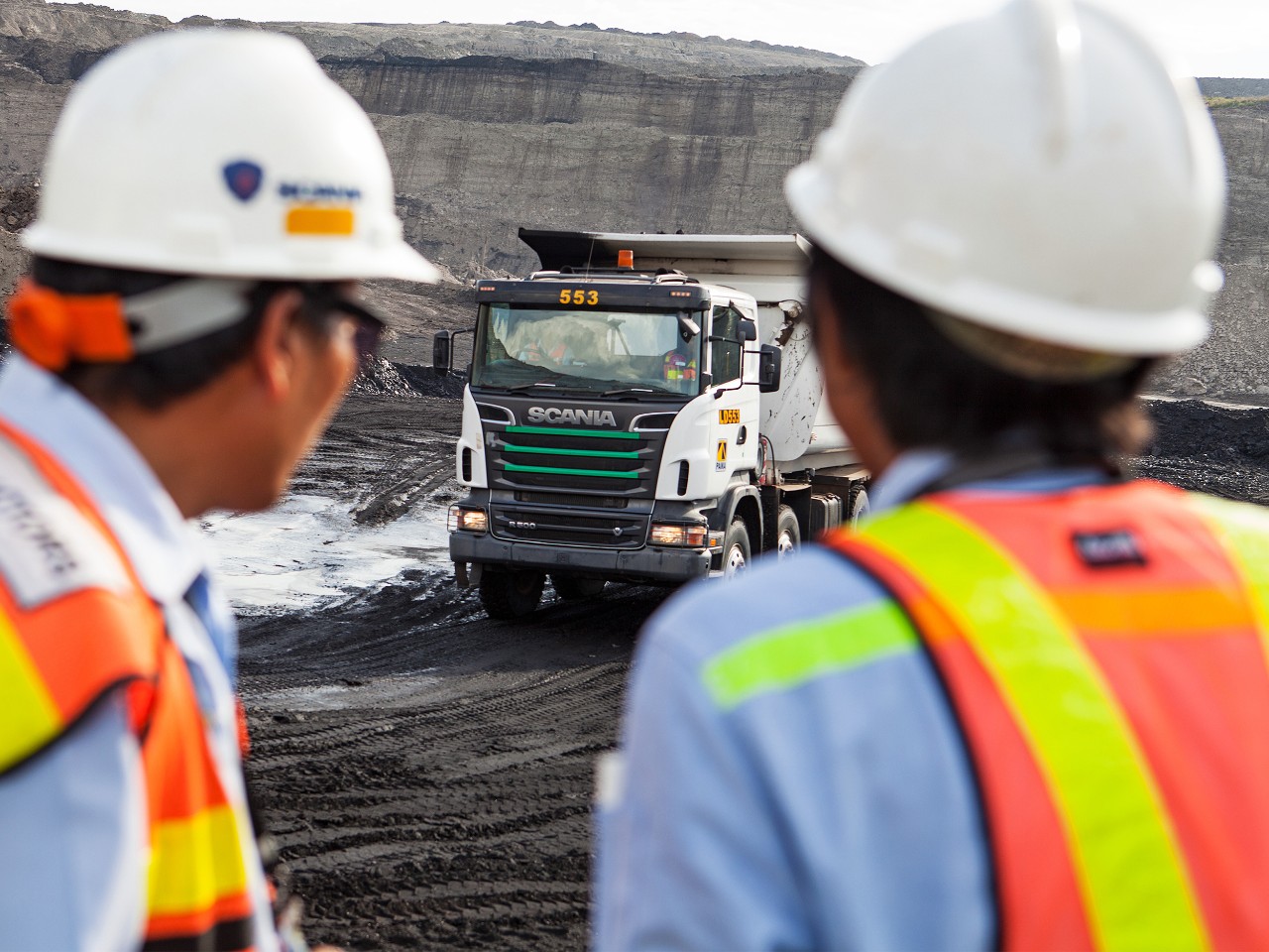 Dos hombres y un camión en un entorno de minería