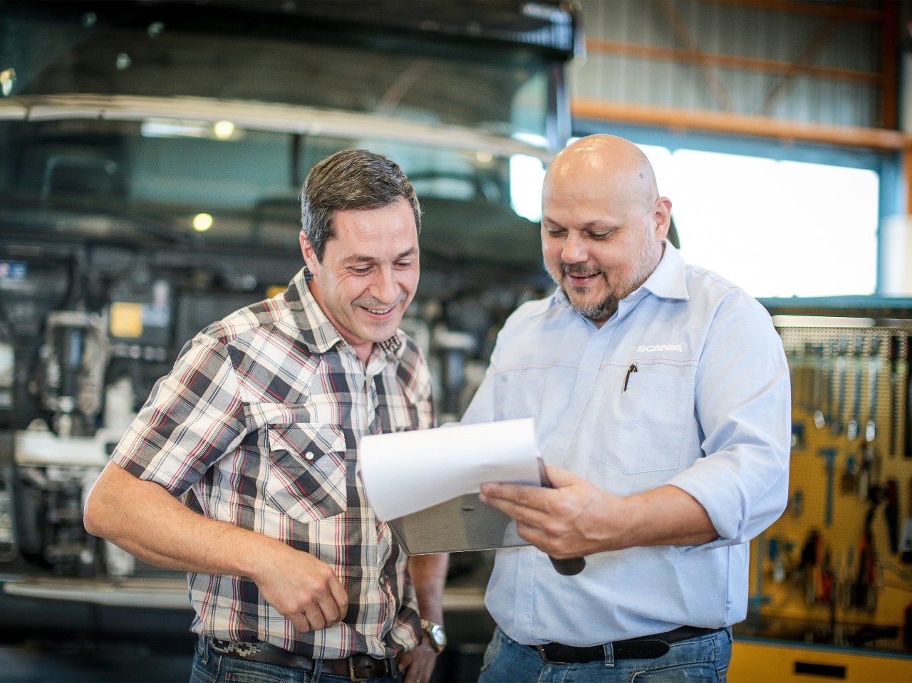  Dos hombres en un taller