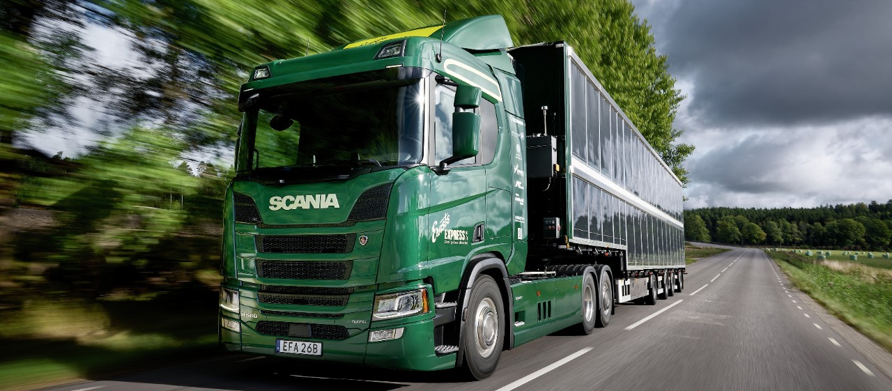 První test nového hybridního nákladního automobilu Scania se solárním pohonem 