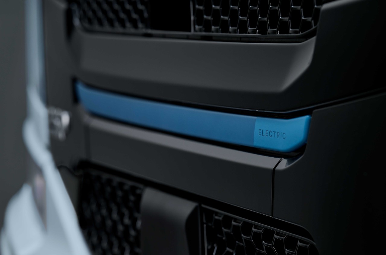 přední část elektrického nákladního vozidla scania