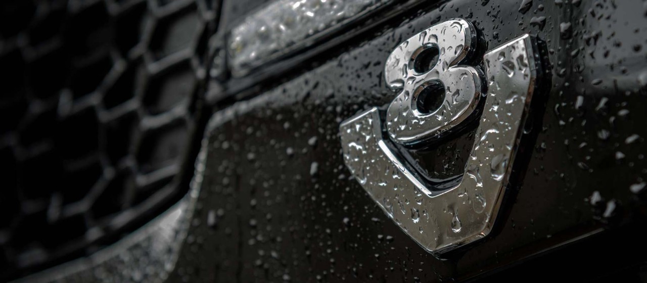 Scania V8 Symbol auf schwarter Front