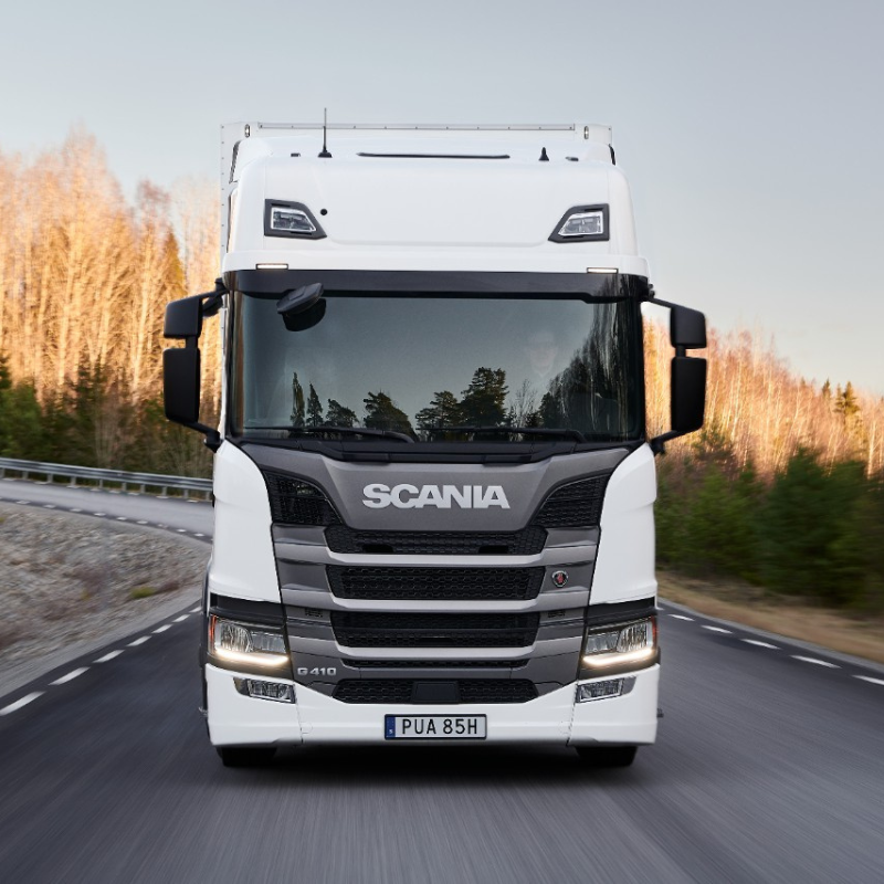 Weißer Scania Gas Lkw auf der Straße 