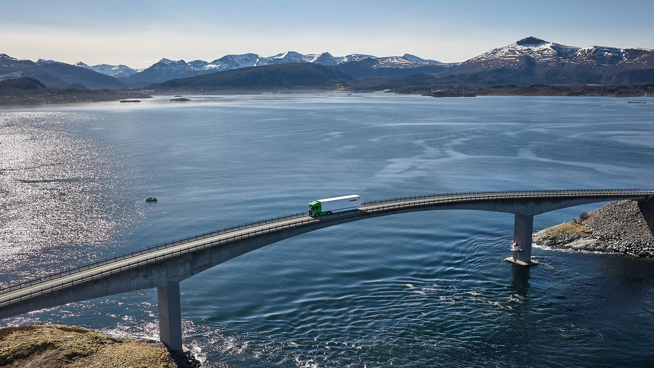 Scania Lkw fährt über Brücke
