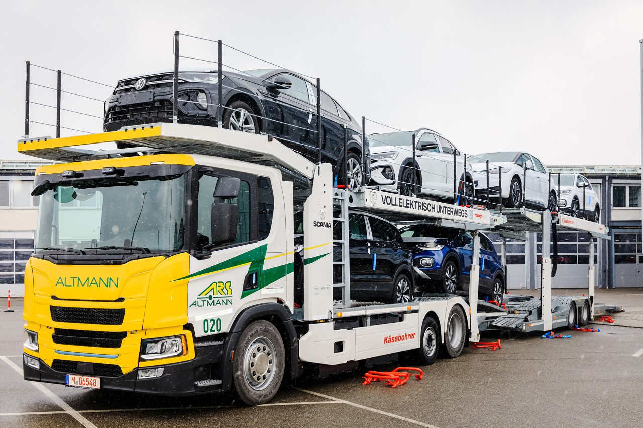 Der erste vollelektrische Standard-Autotransporter von Scania transportiert ohne Überlänge oder Überhöhe bis zu acht Pkw.