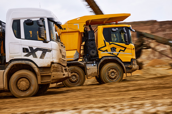 Weißer und gelber XT fahrend in Schlammgrube