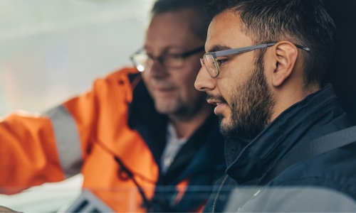 Zwei Männer in Fahrerkabine