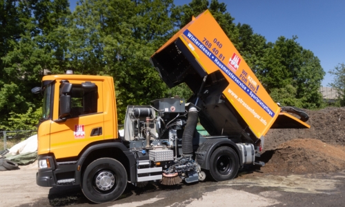 Scania Fahrzeug mit Brock Kehrmaschine