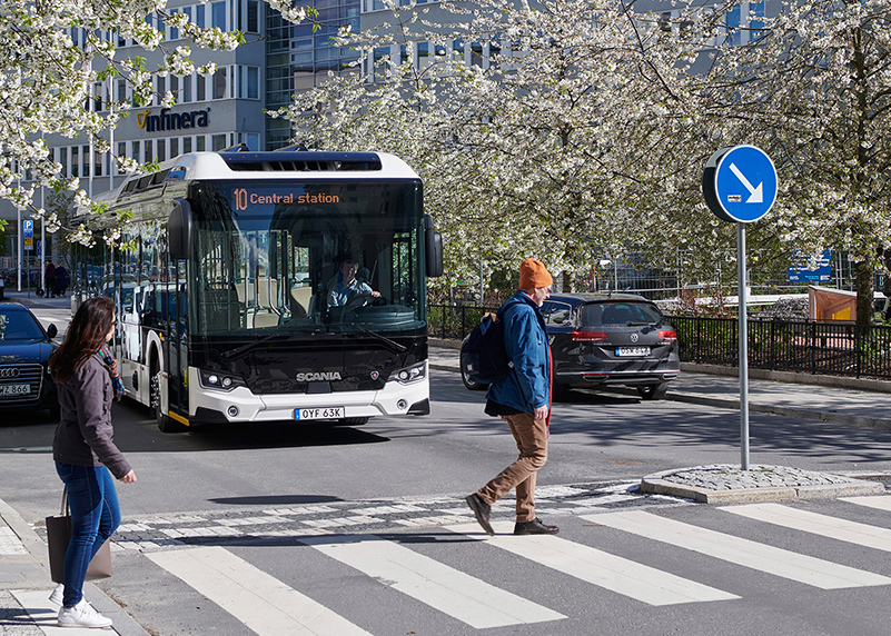 Weißer Scania Bus