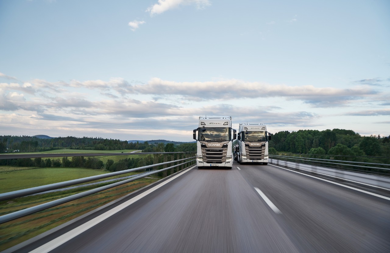 Zwei Scania Super auf der Straße fahrend